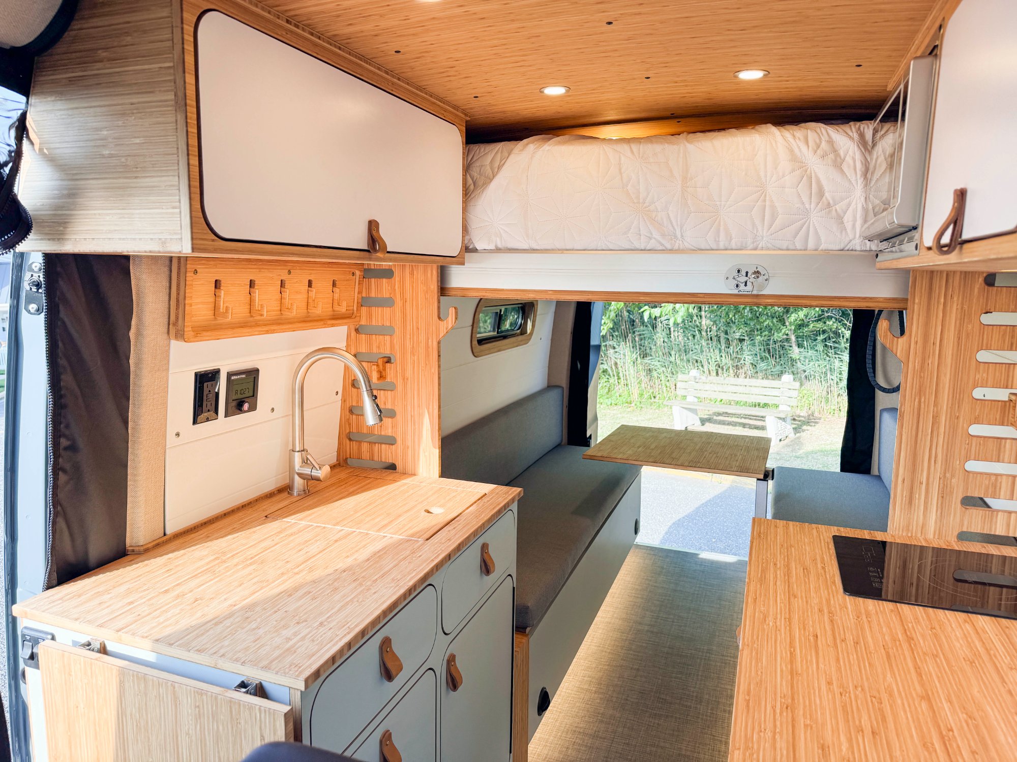 Loft — kitchen with sink, lift bed and lounge