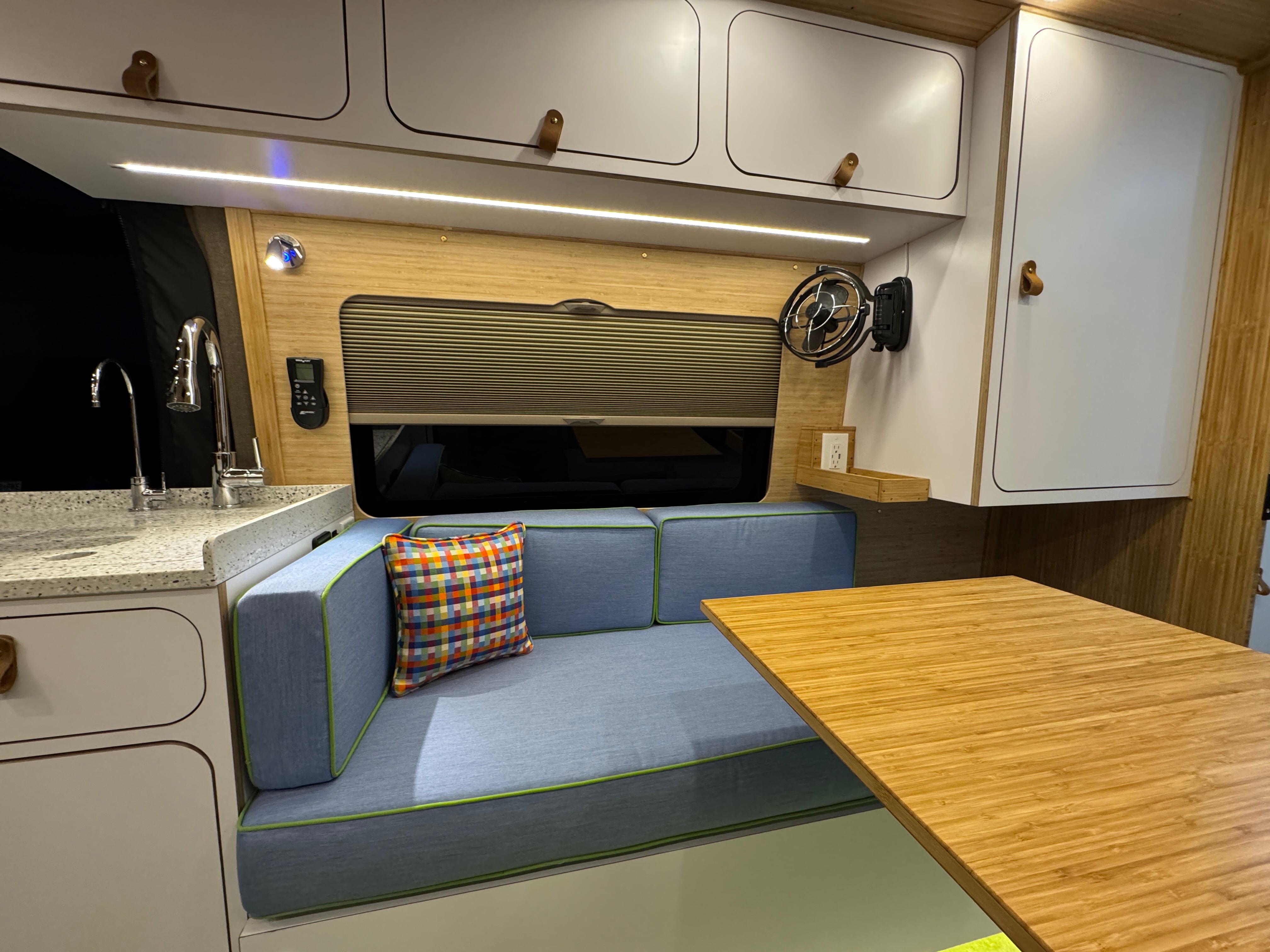 Linda-Lou — lounge galley bright new