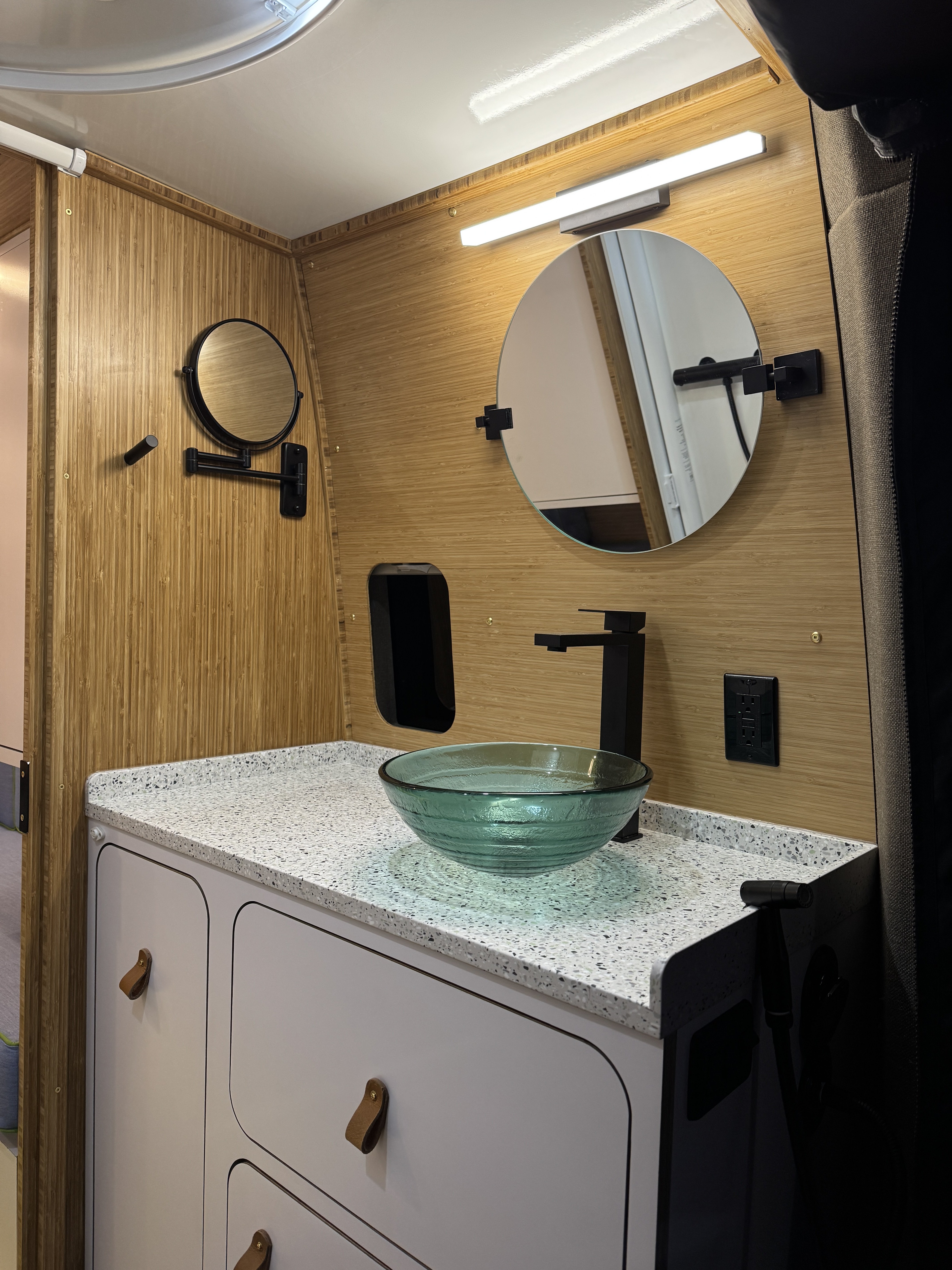Linda-Lou — bath vanity