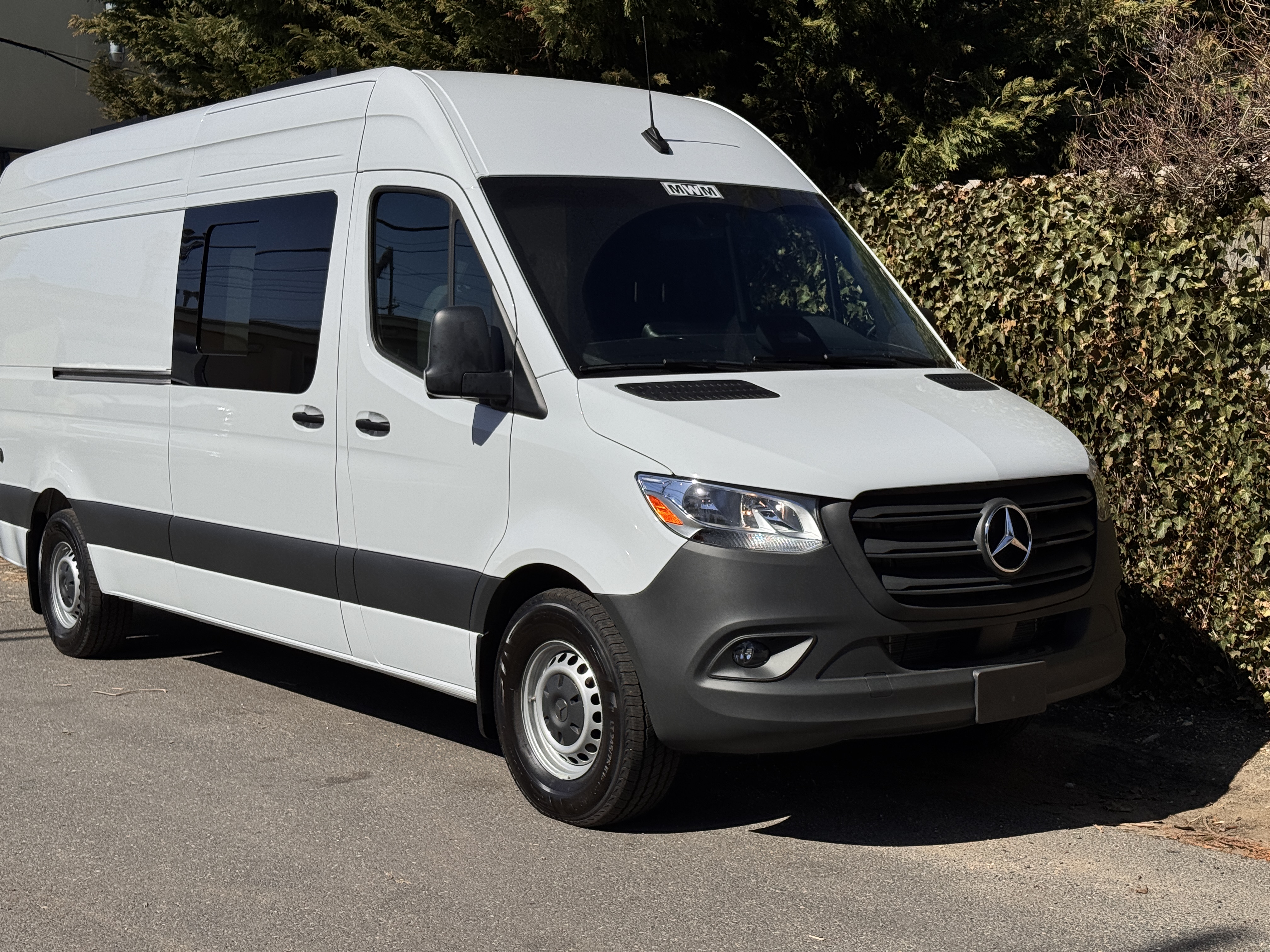 K9 transport Sprinter 2500 high-roof — exterior front three-quarter view