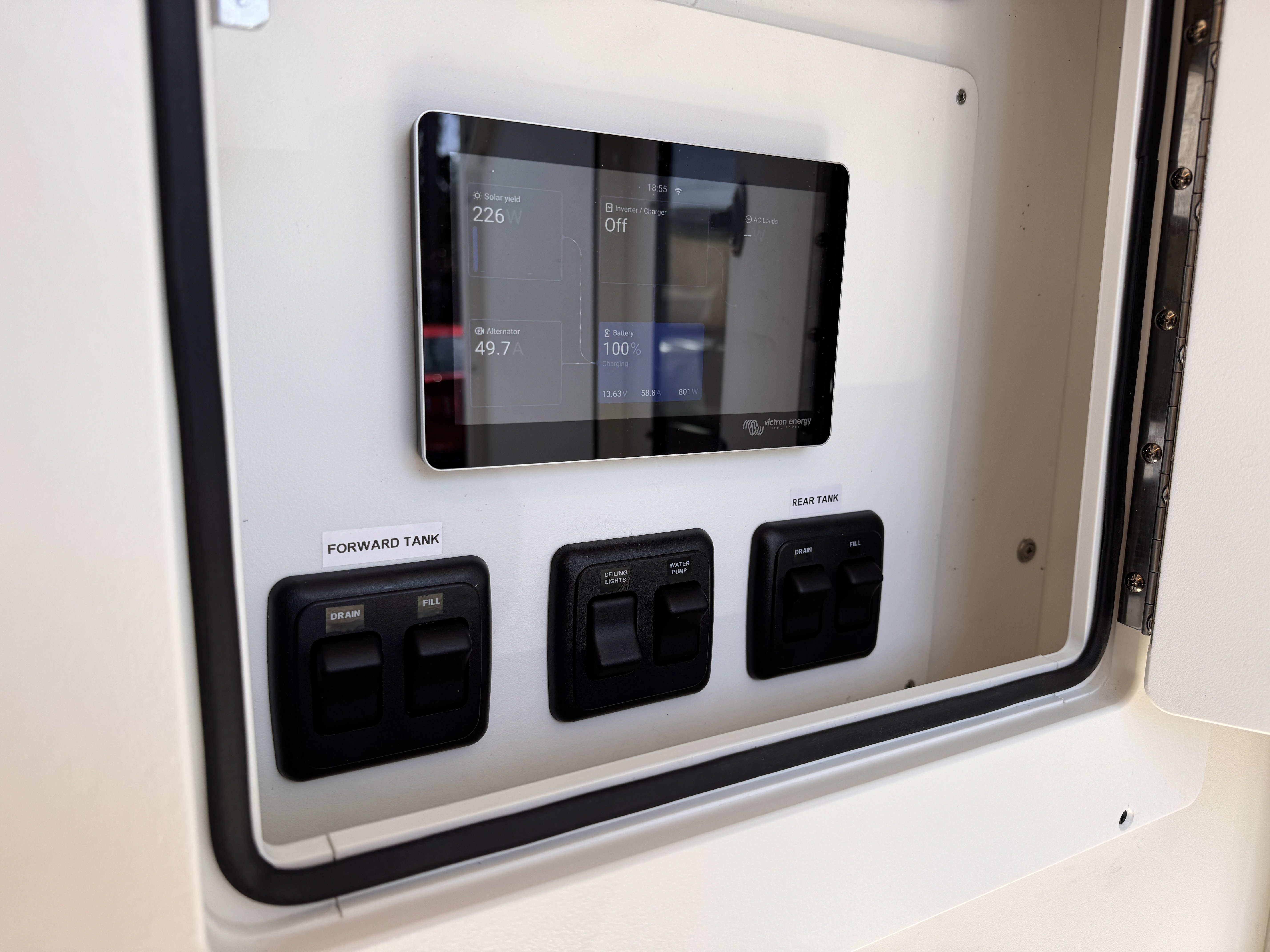 K9 transport Sprinter — Victron monitor and ceiling light, water pump, drain switches
